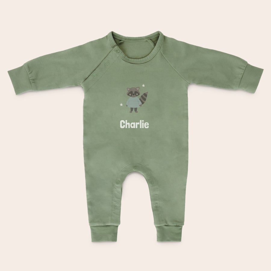 Detská Kombinéza s Personalizáciou Detský zelený kombinovaný overal s potlačou mývala a menom Charlie naťahovanie a kopanie do tých bacuľatých nôh v prispôsobenom kombinéze