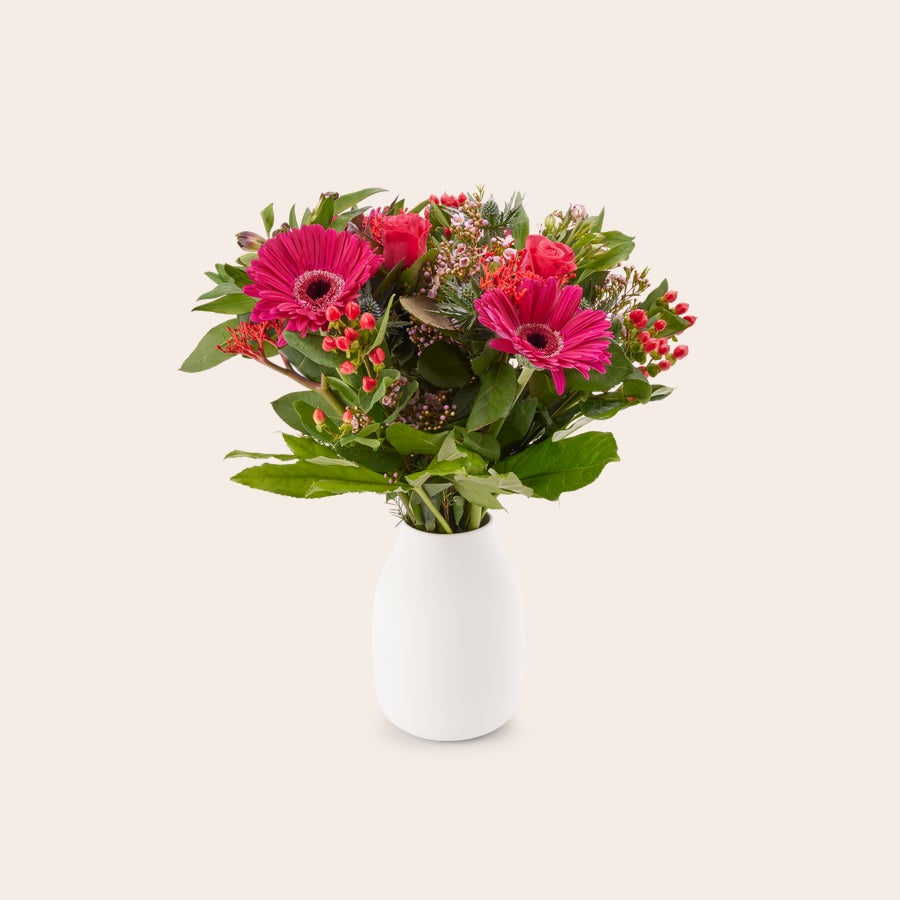 Blumenstrauß Lila Wunderschöner lila Blumenstrauß mit Gerberas, roten Rosen und grünen Blättern in einer Vase, personalisierbar mit Geschenkkarte