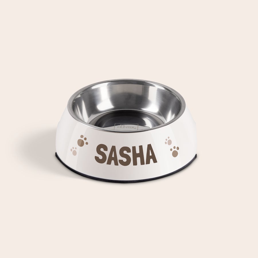 Hunde madskål Personlig hundemadskål i hvid melamin med aftagelig stålskål, dekoreret med "SASHA" og poteprint. Din hund vil helt sikkert spise al sin mad.