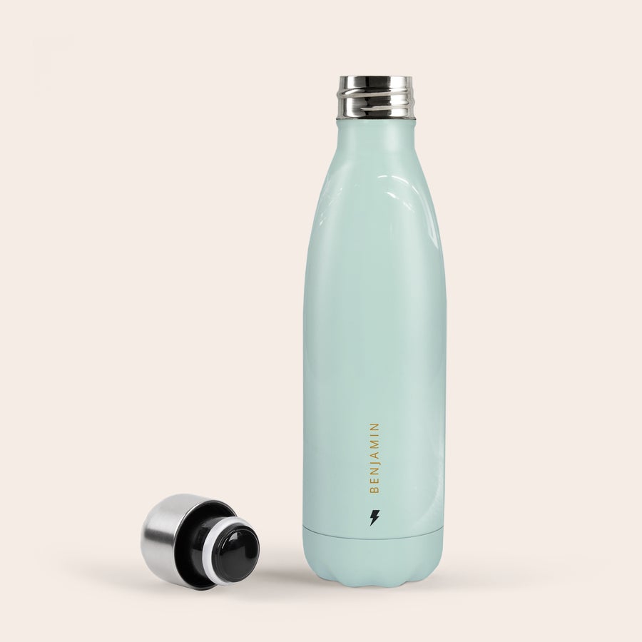 Trinkflasche Edelstahl Personalisiert Mintgrüne Thermosflasche mit silbernem Deckel, bedruckt mit dem Namen BENJAMIN und einem Blitzsymbol.