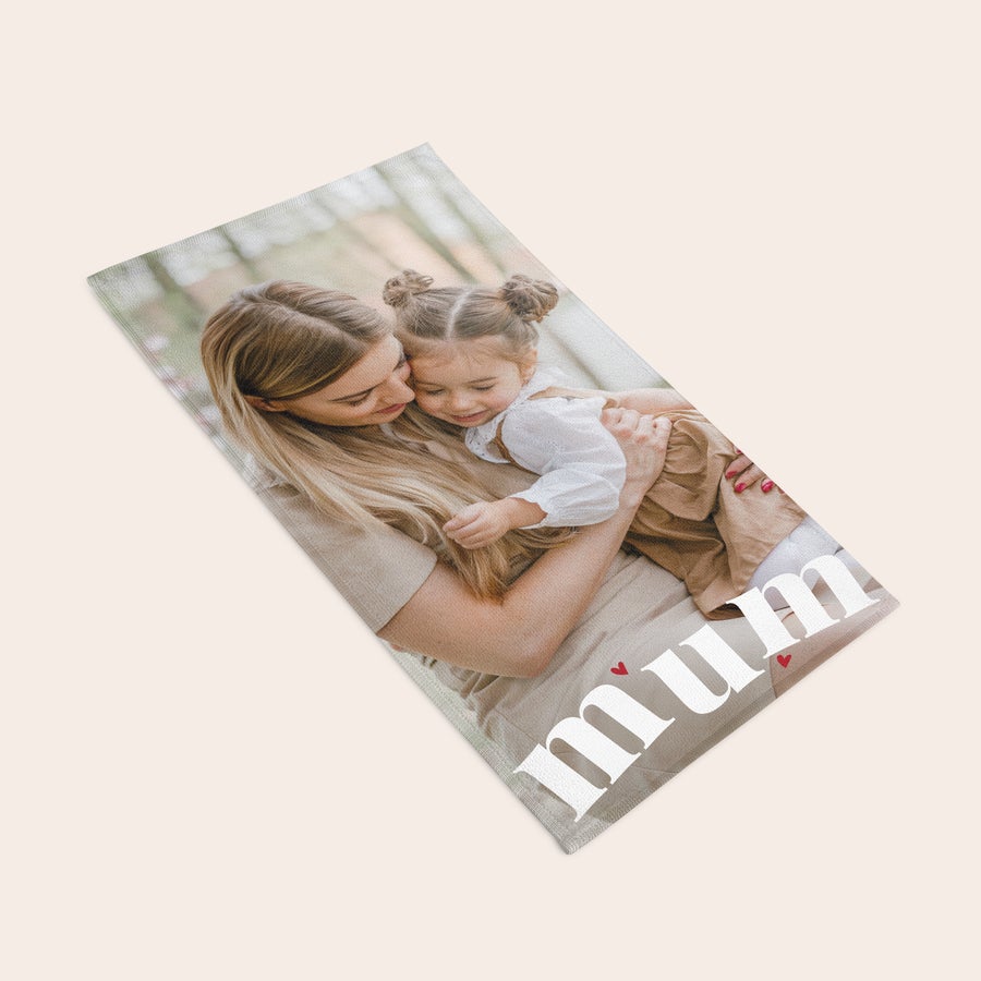 Teljesen nyomtatott törölköző Személyre szabott törölköző anyáról és gyermekéről fotóval és nyomtatott "mum" felirattal