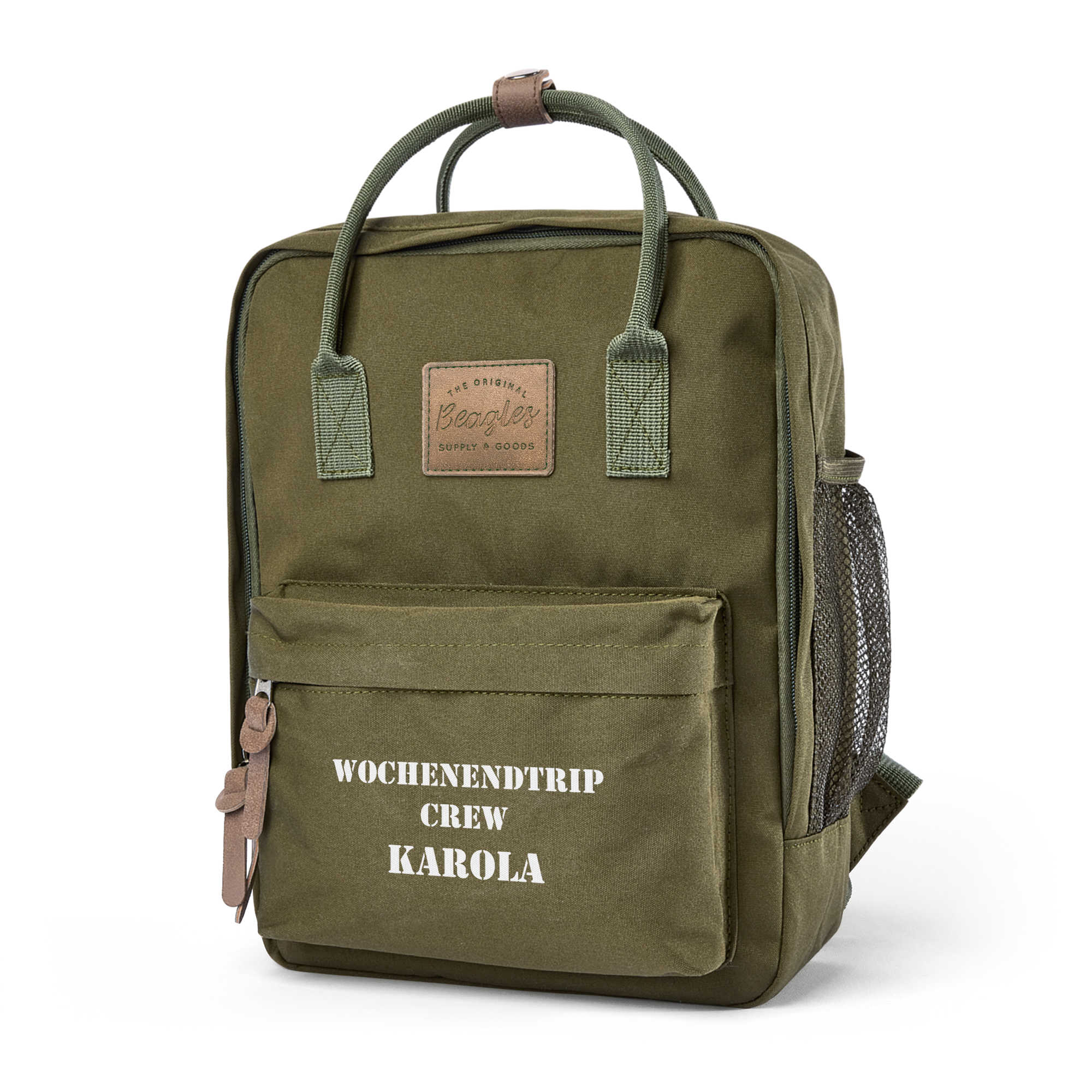 Grüner Rucksack mit dem Aufdruck "Wochenendtrip Crew Karola", den Sie mit einem Namen individualisieren können.