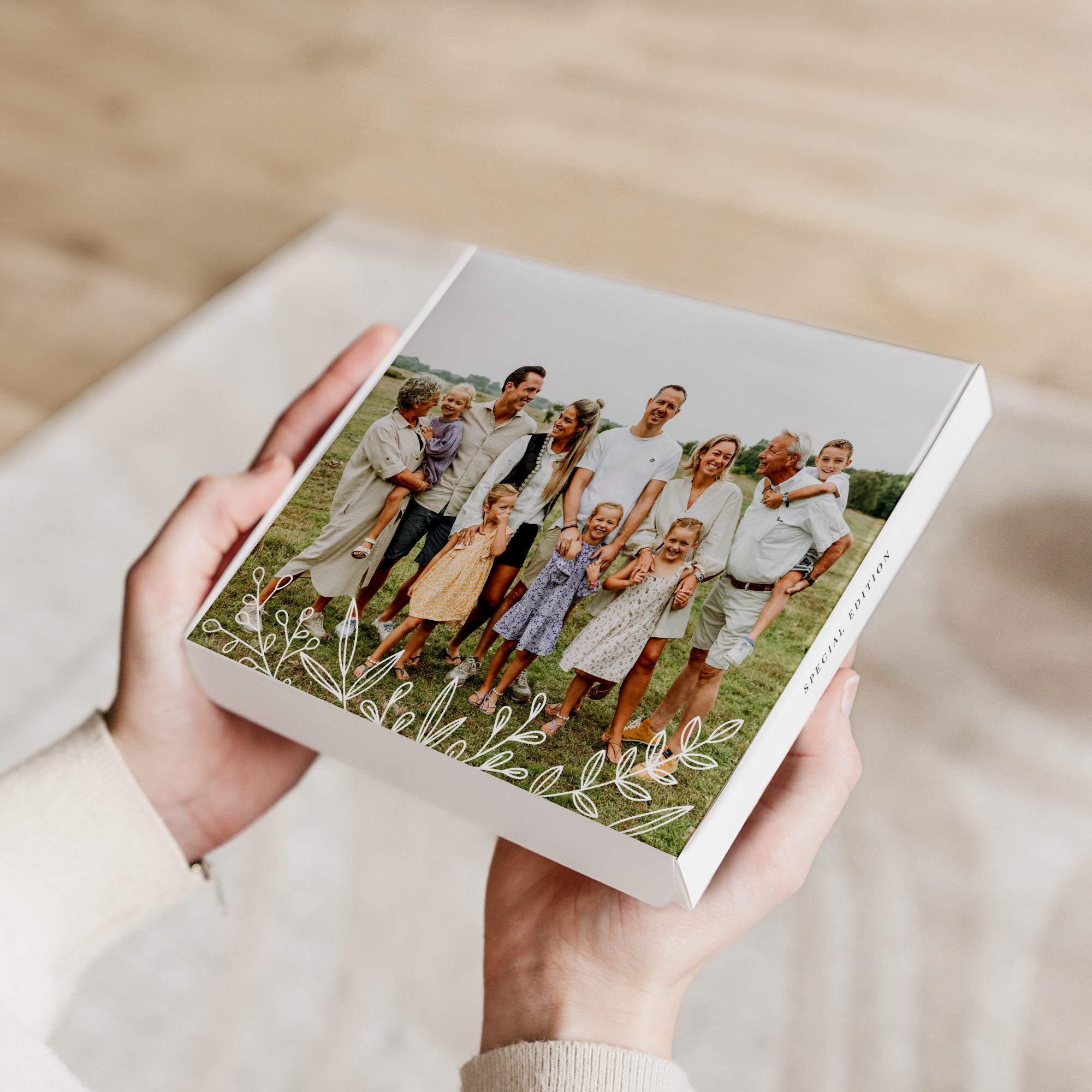 Coffret cadeau Milka personnalisé avec photo de famille imprimée et motif floral.