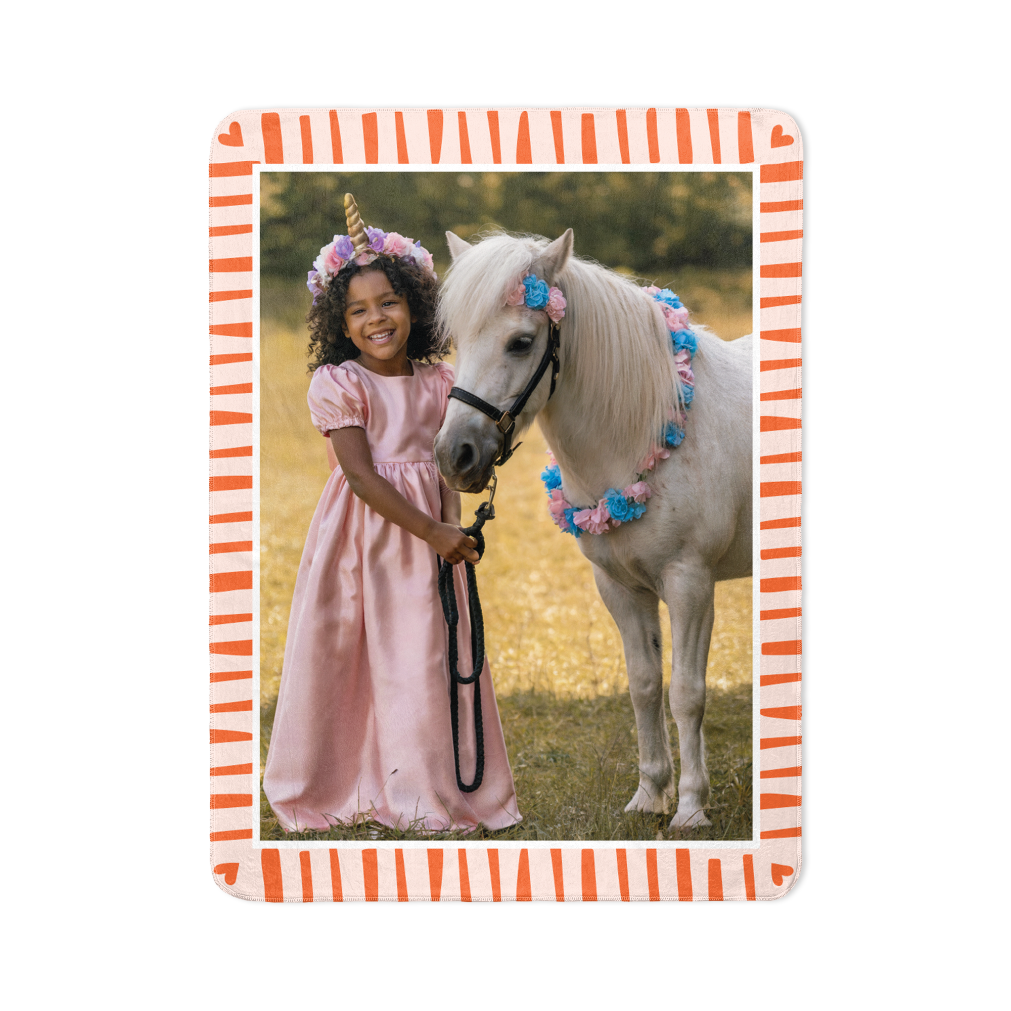Kuscheldecke mit Foto eines lächelnden Mädchens in rosafarbenem Kleid mit Einhorn-Stirnband neben einem Pony, umrandet von einem Muster.
