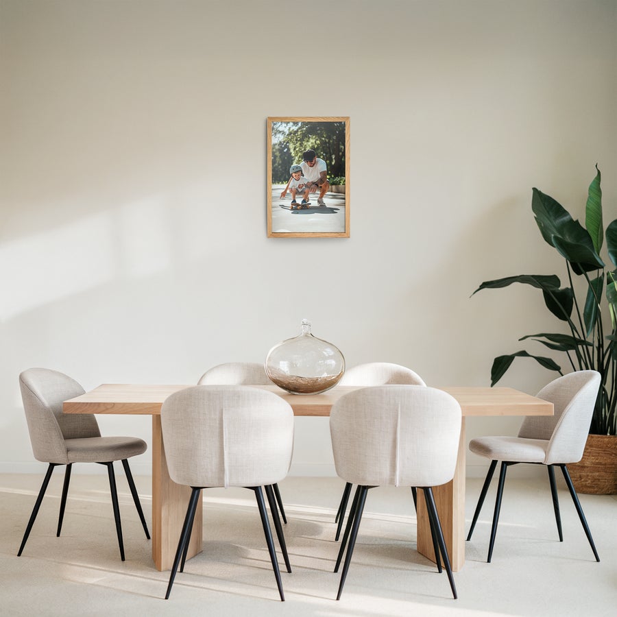 Personlig plakat i ramme Personlig plakat med foto af far og barn på skateboard trykt i en flot træramme til væggen