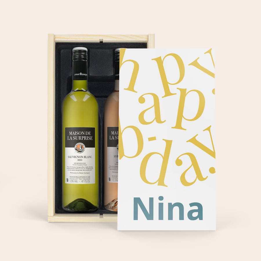Personalizovaná sada vína - Luc Pirlet Láhev vína Maison de la Surprise v dřevěném boxu s tištěným obalem "Happy Birthday Nina", které si lze přizpůsobit