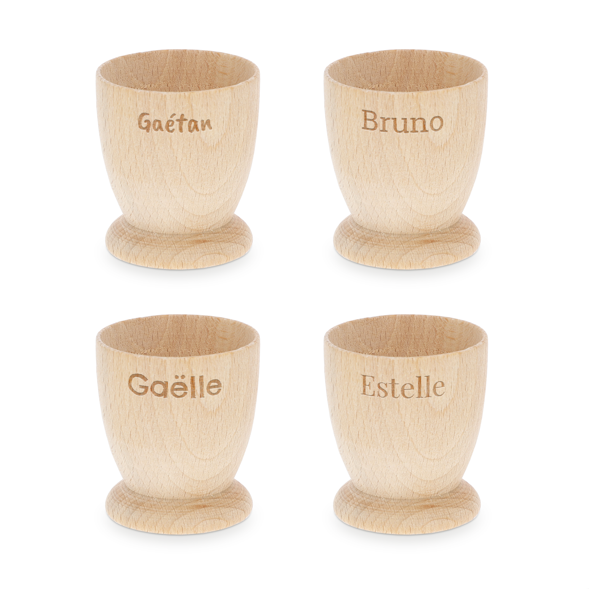 Quatre coquetiers personnalisés en bois de hêtre gravés avec les noms Gaétan Bruno Gaëlle Estelle