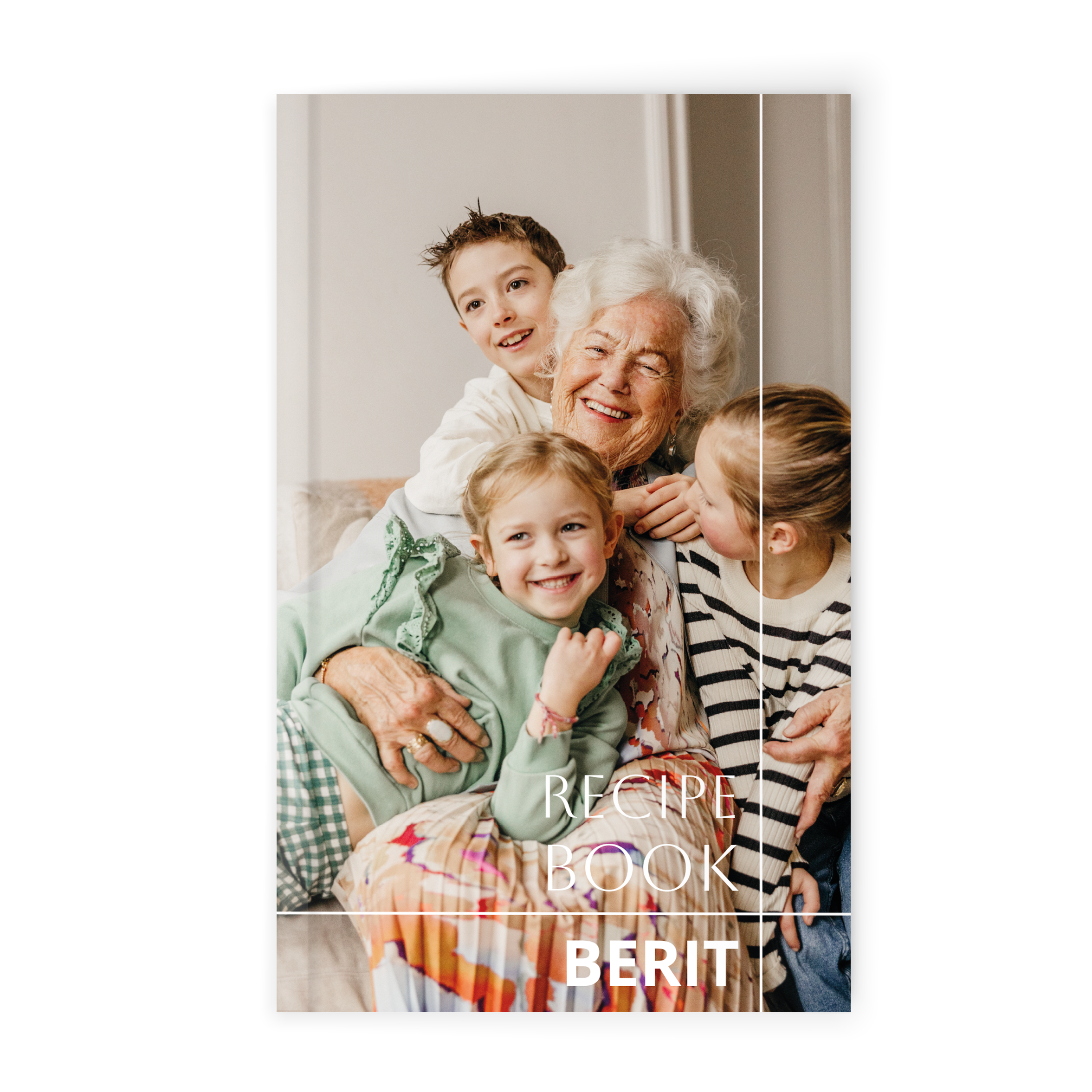 Tilpasset notatbok, trykt med et bilde av bestemor og barnebarn, og teksten Recipe Book Berit.