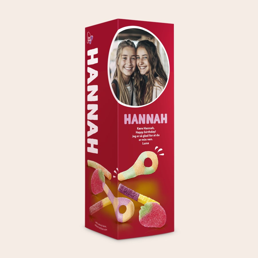 Personlig Red Band Slikgave Personlig slikgave i en rød gaveæske med trykt foto af to piger, navnet Hannah og en fødselsdagshilsen. Slikgaven indeholder Red Band slik.