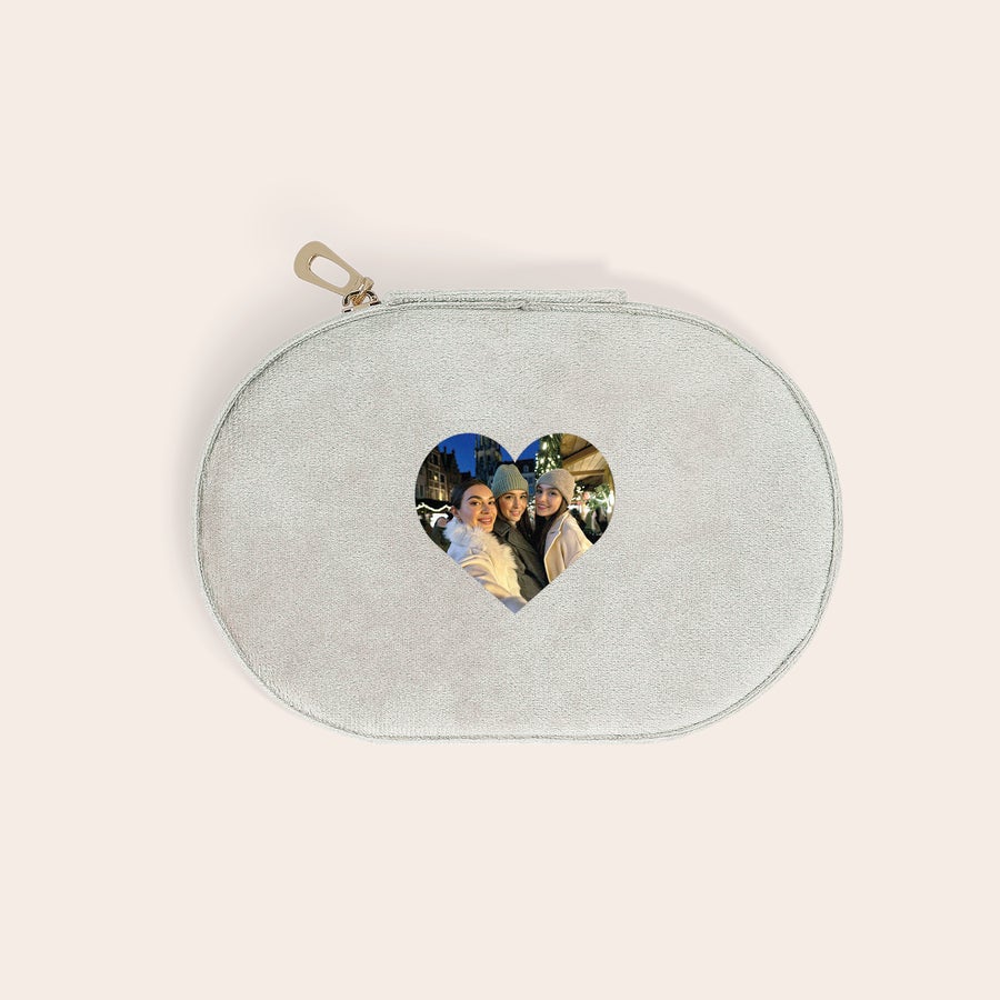 Personlig smykkeskrin Personlig smykkeskrin - Oval - Beige med et trykt hjerteformet bilde av tre kvinner, tilpassbart med eget bilde.