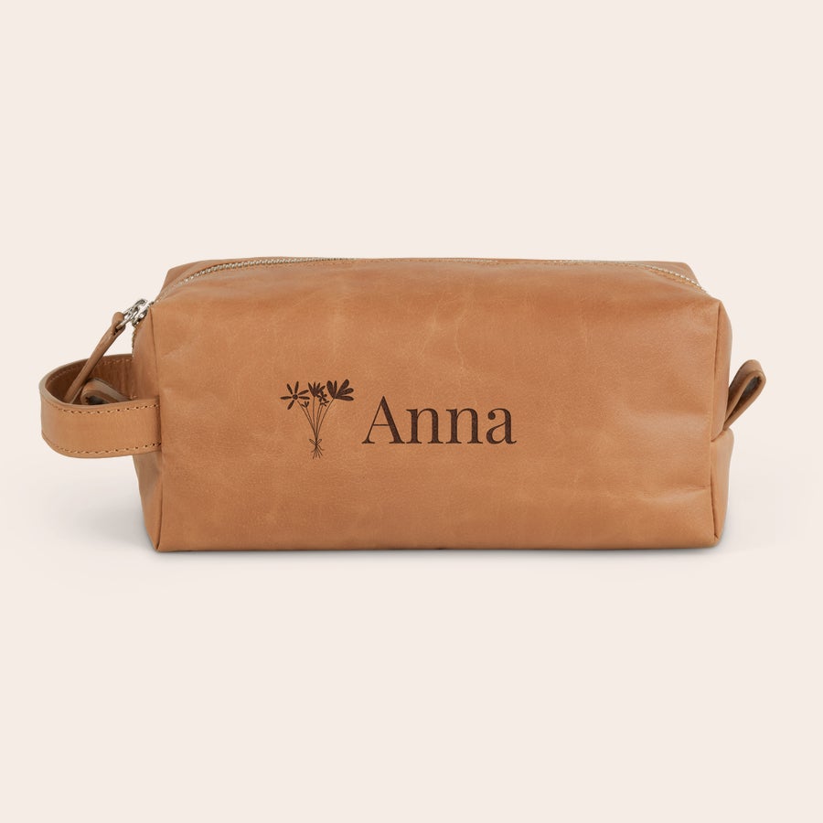Geantă de toaletă din piele gravată Trusă de toaletă personalizată din piele maro deschis gravată cu model floral și numele Anna.