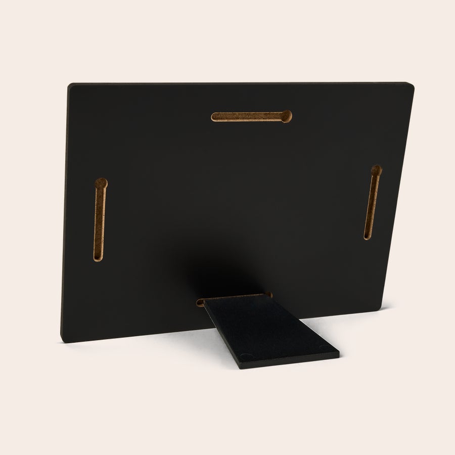 Impresión fotográfica con soporte Parte posterior de un soporte de fotos de hardboard personalizado con ranuras para colgar y un caballete negro, listo para su mejor foto impresa.