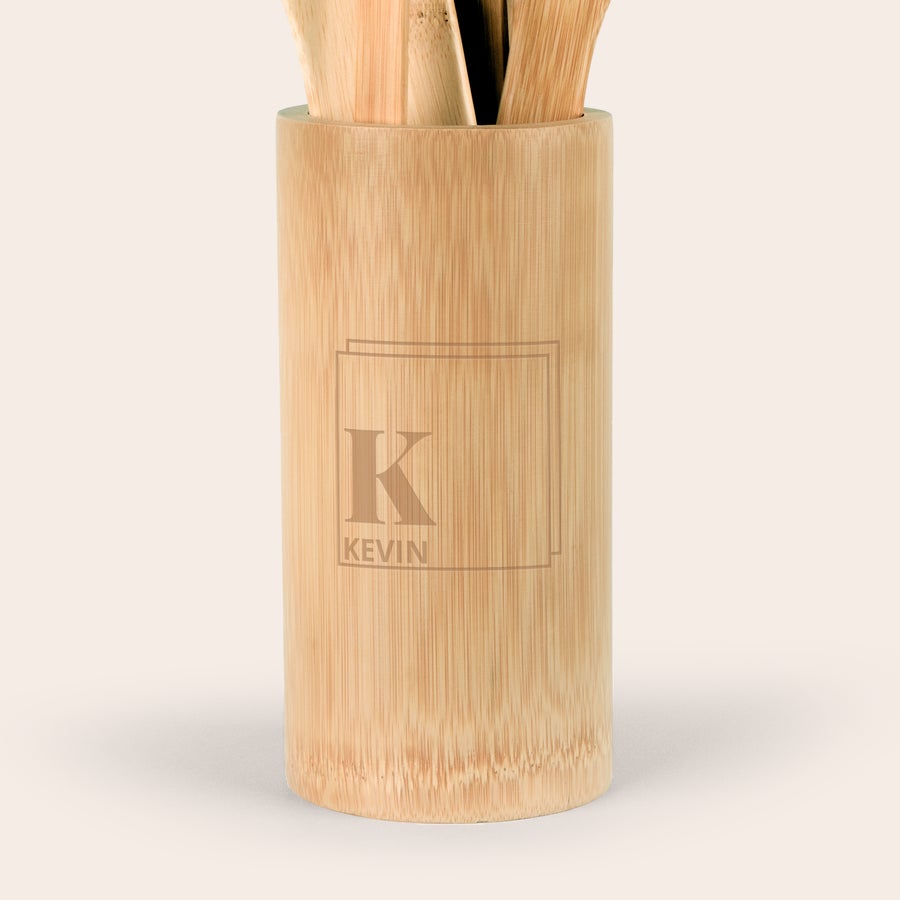 Køkkenredskaber af bambus med indgravering Bambus køkkenredskaber i holder, indgraveret med initialet K og navnet Kevin. Overrask den ultimative køkkenprins.
