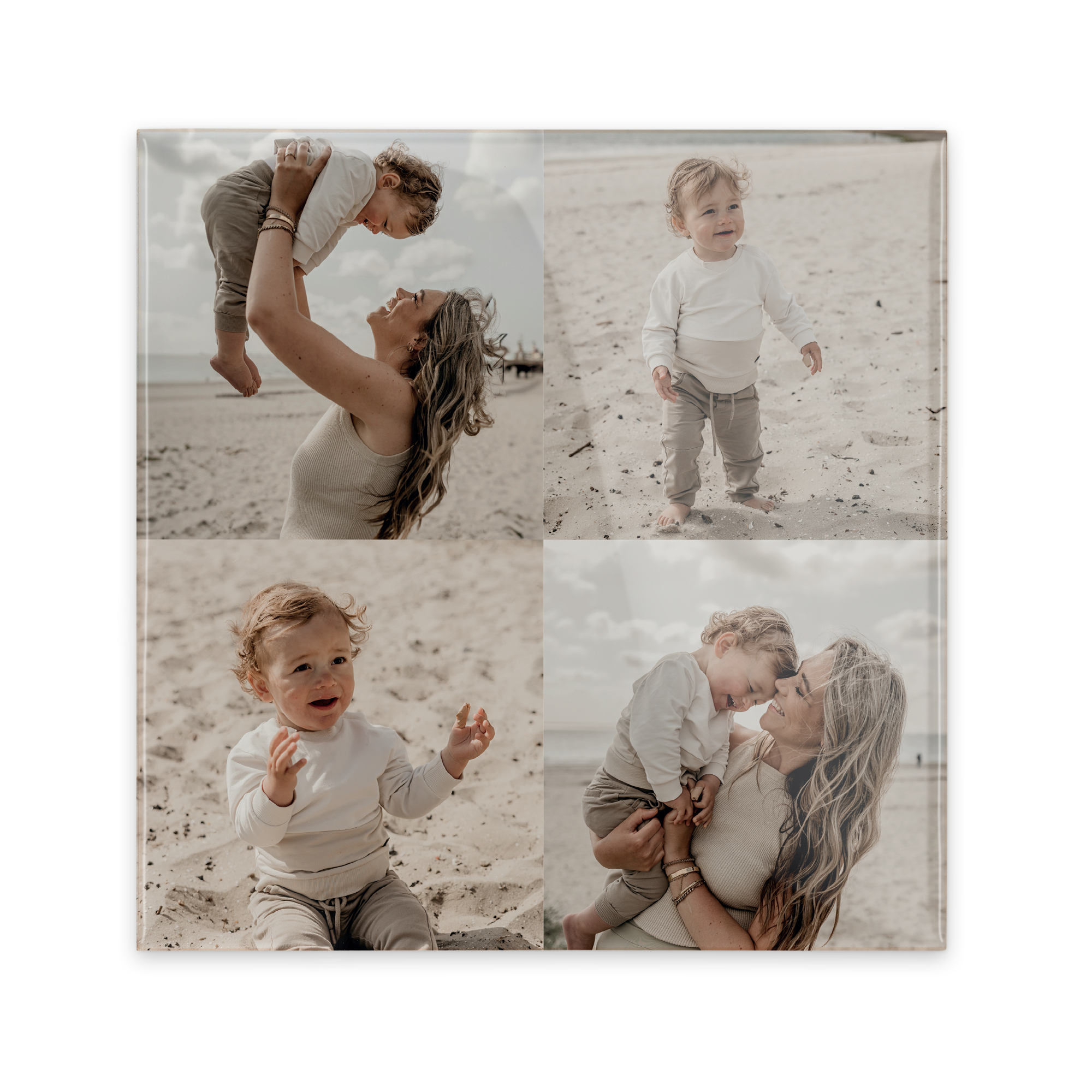 Keramische fototegel bedrukt met vier foto's van een moeder met kind op het strand om jouw favoriete momenten aan de wand te hangen