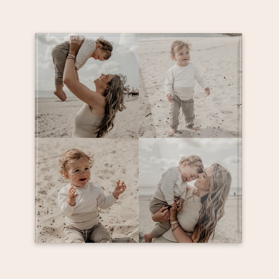 Tile - Keramikk Personlig flis med fire trykte bilder av en mor og barnet hennes på stranden.