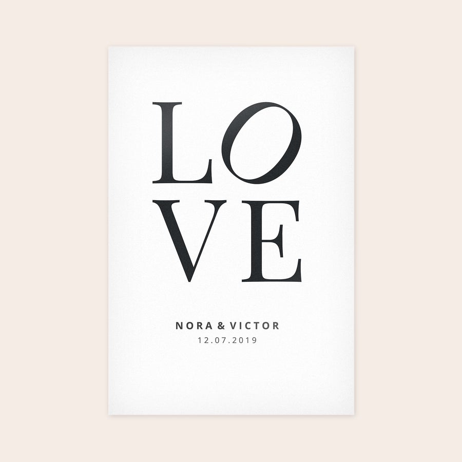 Foto på forex Väggdekoration med ett foto på forex, tryckt med texten "LOVE" och namn samt datum