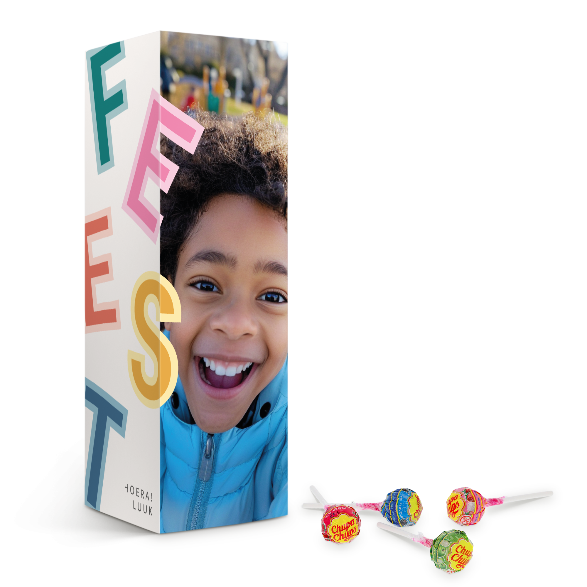 Maak hun dag nog leuker met een gepersonaliseerde Lollipops Gift Box, bedrukt met foto van lachende jongen en tekst HOERA! LUUK