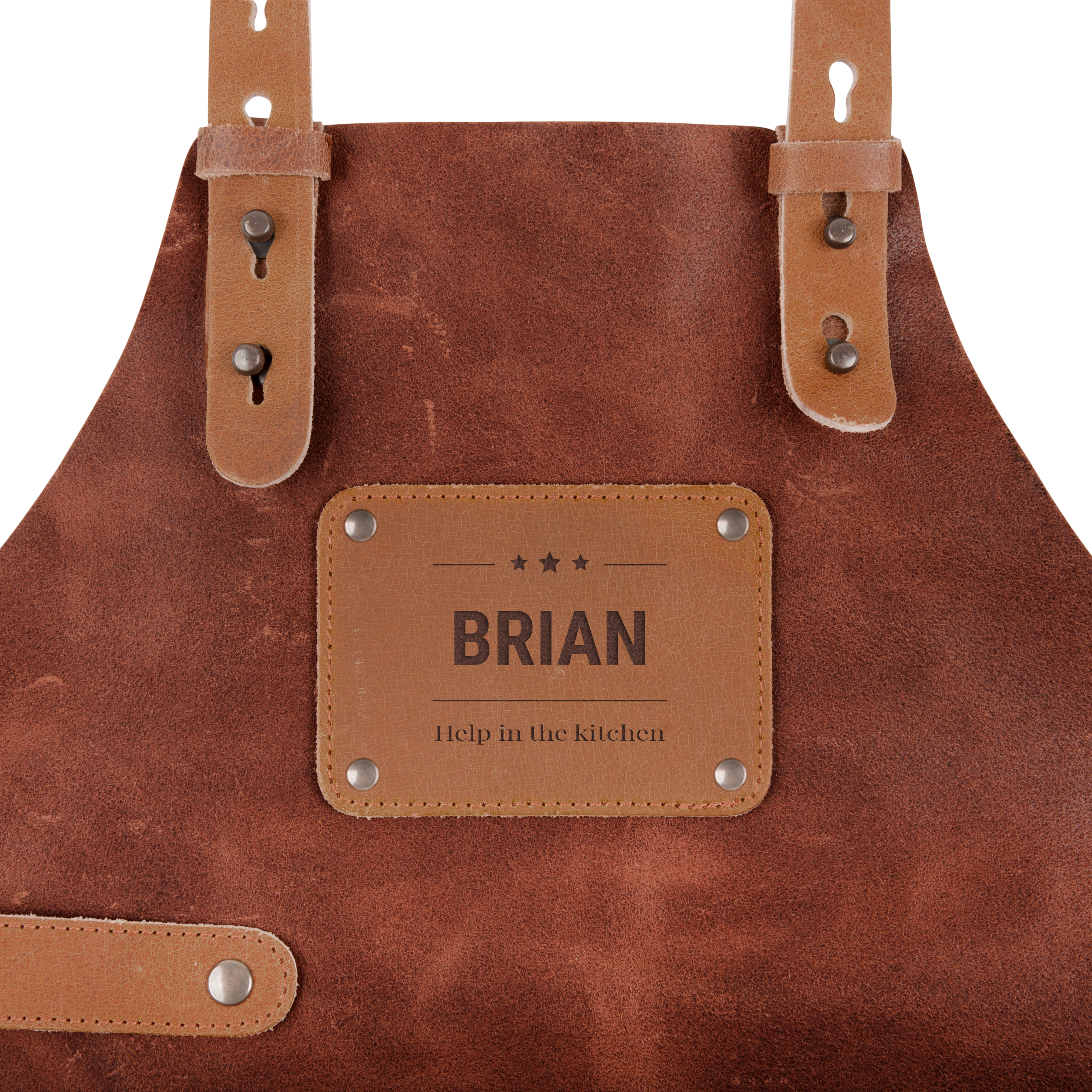 Stylová kožená zástěra v hnědé barvě s vygravírovaným jménem Brian a textem Help in the kitchen.