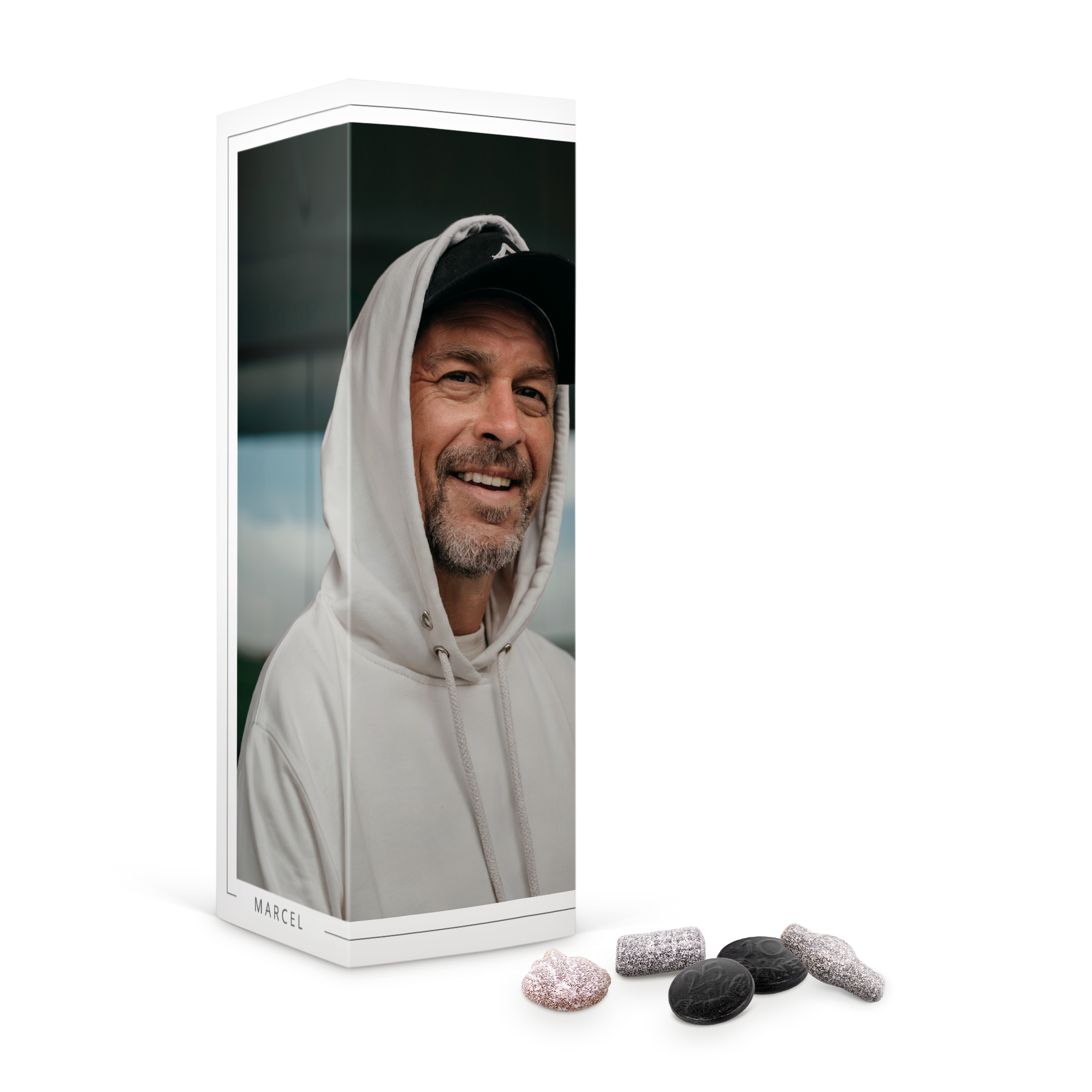 Snoeppakket met drop, gepersonaliseerd met foto van lachende man en naam Marcel, voor een dropfan