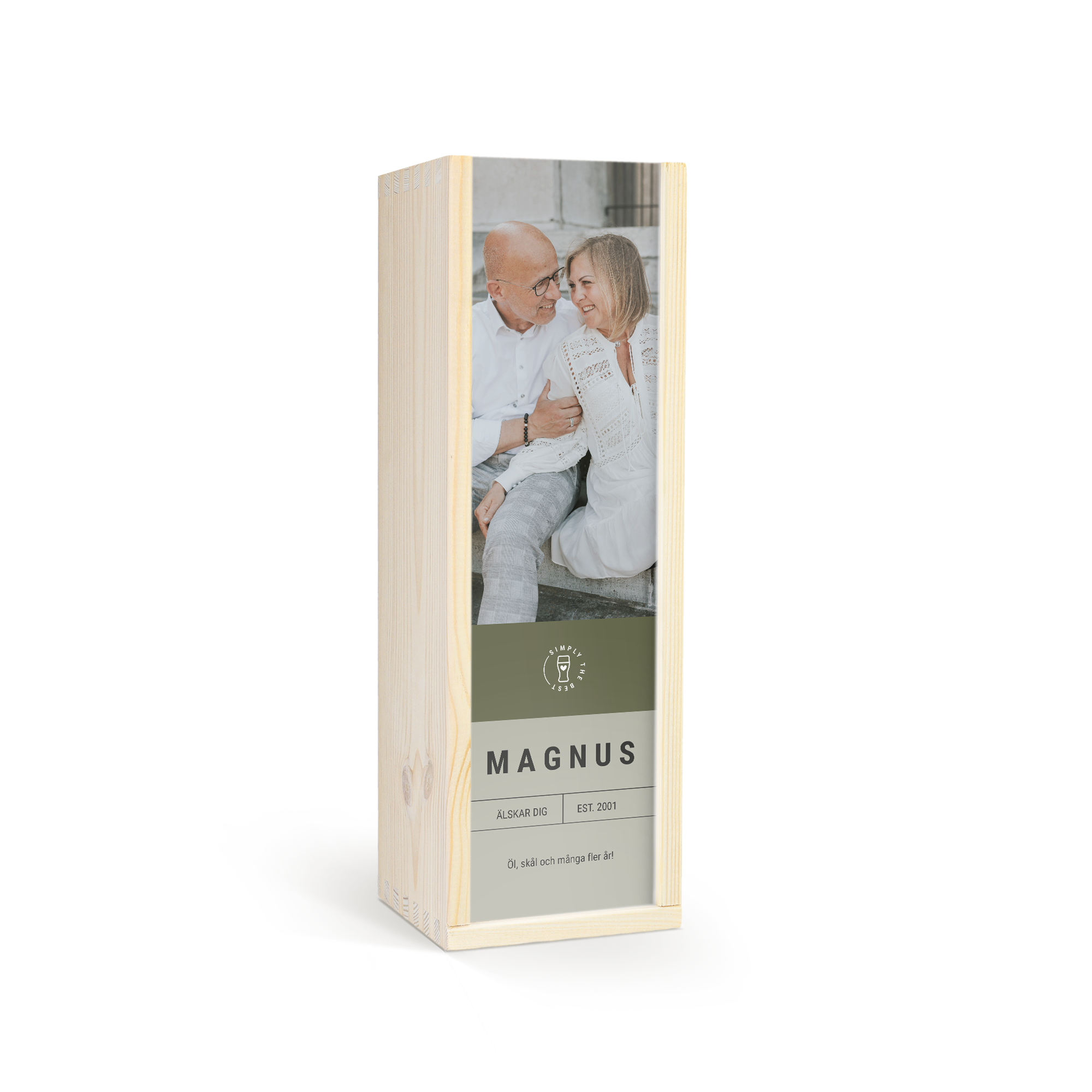 Ölpresent i en personifierad träkista med foto av ett par och texten Magnus Älskar Dig Est 2001 Öl skål och många fler år
