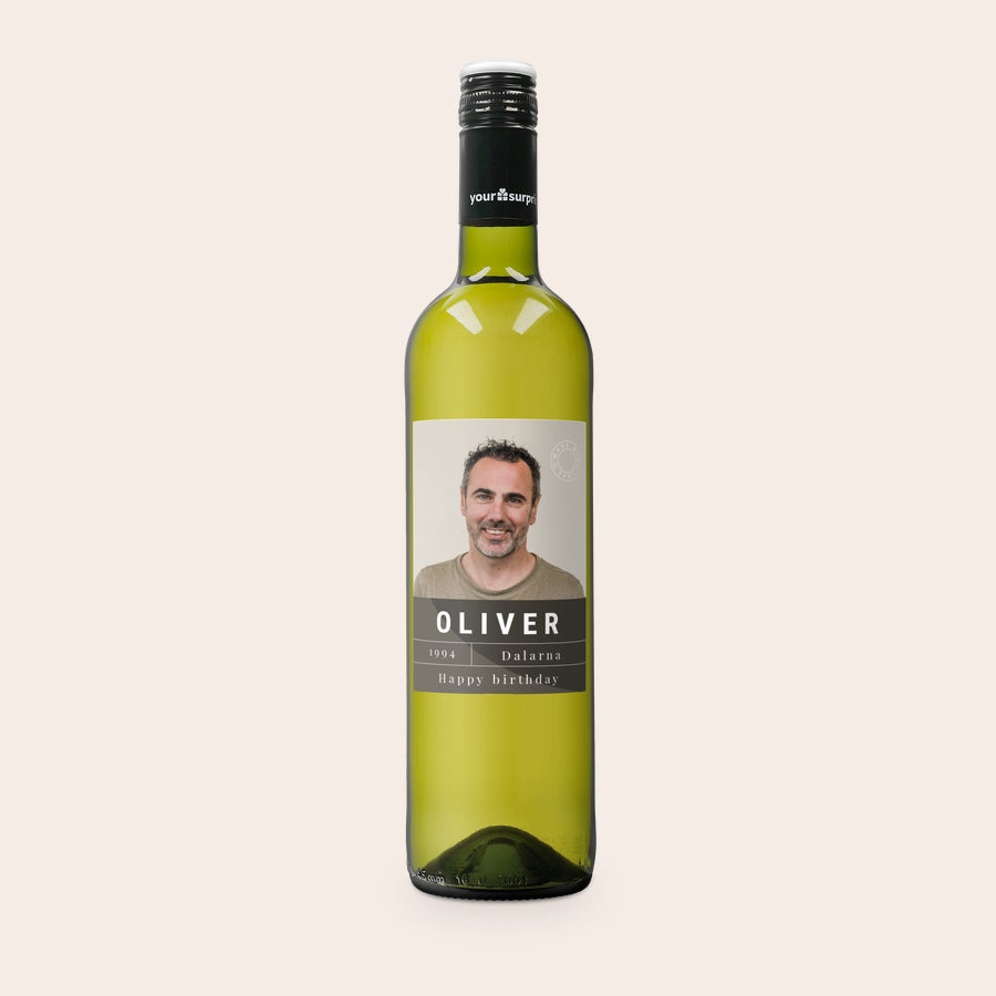 Vin med egen etikett  Maison de la Surprise Sauvignon Blanc Flaska vitt vin med en personlig etikett. Etiketten är tryckt med ett foto på en man, namnet Oliver, texten 1994, Dalarna och Happy birthday. Vem överraskar du?