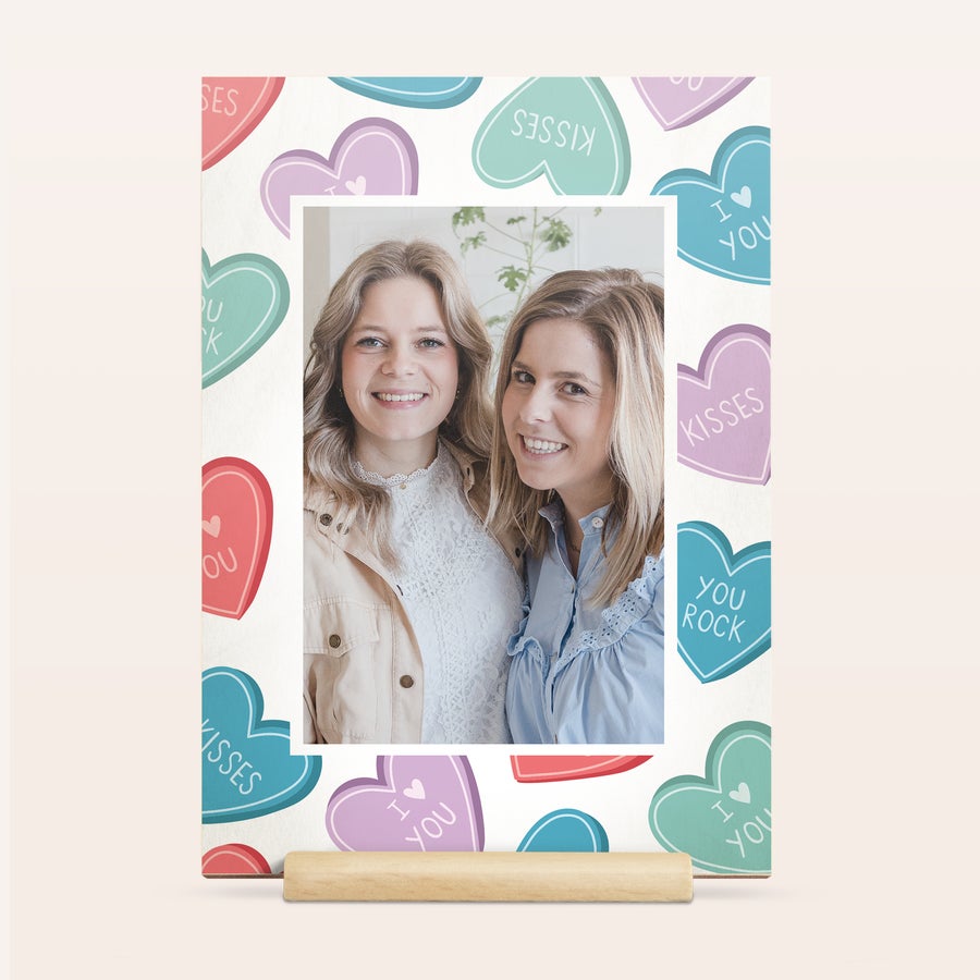 Biglietto per San Valentino in legno personalizzato Biglietto di San Valentino in legno stampato con una foto di due donne sorridenti e cuori colorati per sorprendere il tuo Valentino in modo originale
