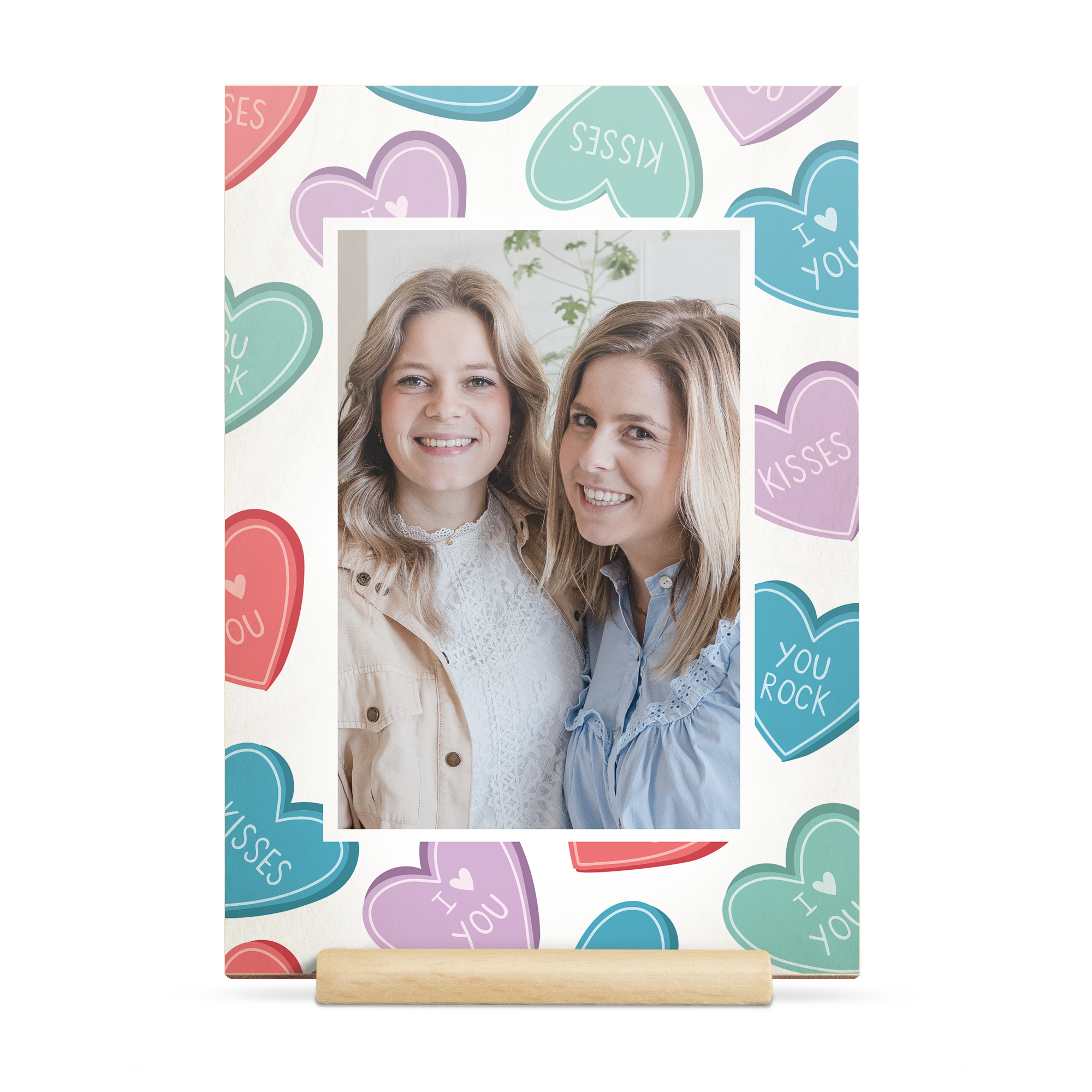 Dřevěná karta s nápisem Valentines Day, potištěná fotografií dvou žen a barevnými srdíčky s textem