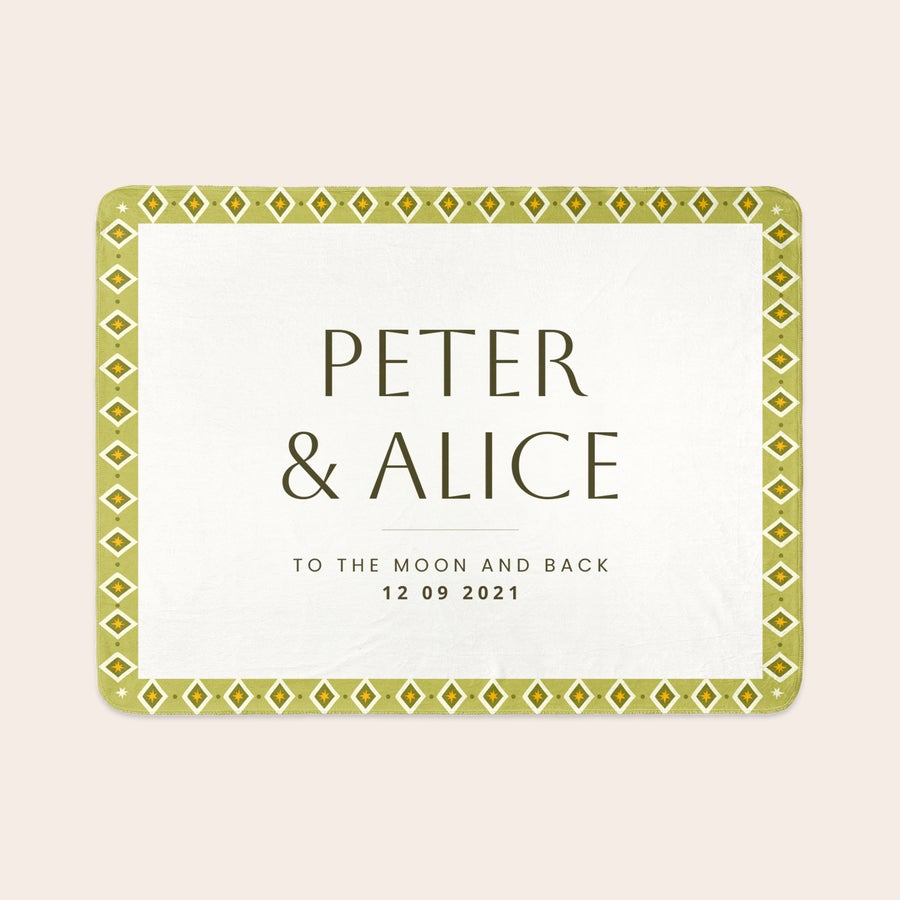 Fleecedeken bedrukken Bedrukte fleecedeken met groene rand, de namen Peter en Alice en de tekst To The Moon And Back met datum 12 09 2021.