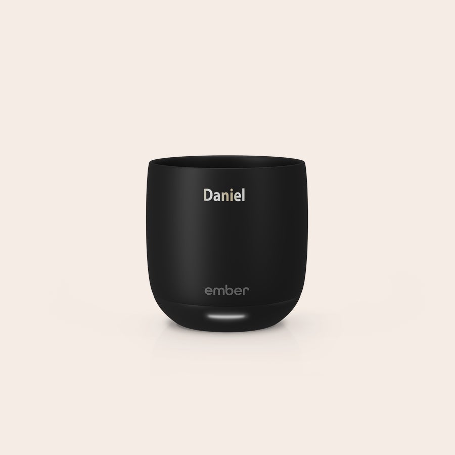 Ember Smart Control Mug Fekete, személyre szabott Ember Control Cup Daniel névvel lézergravírozva. Kóstolja meg minden kortyát a tökéletes hőmérsékleten.