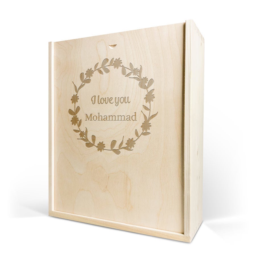 Dřevěné ryté vinné pouzdro s personalizovaným textem "I love you Mohammad" a květinovým věncem.