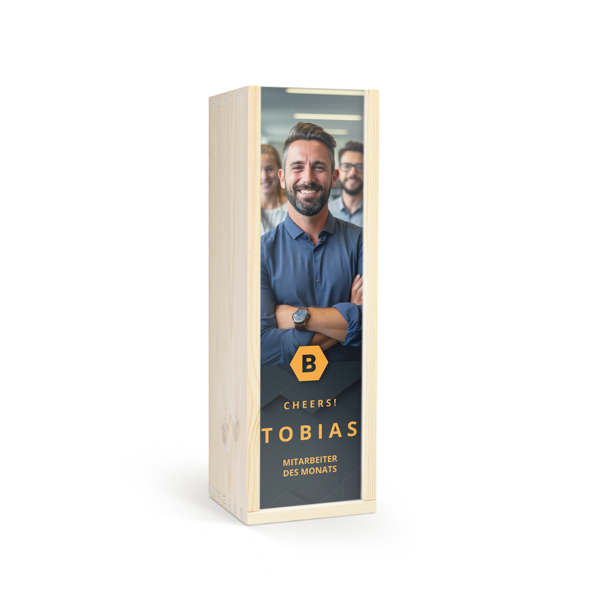 Flasche Rum in personalisierter Holzkiste mit Foto von Tobias, Text CHEERS und Mitarbeiter des Monats, bedruckt