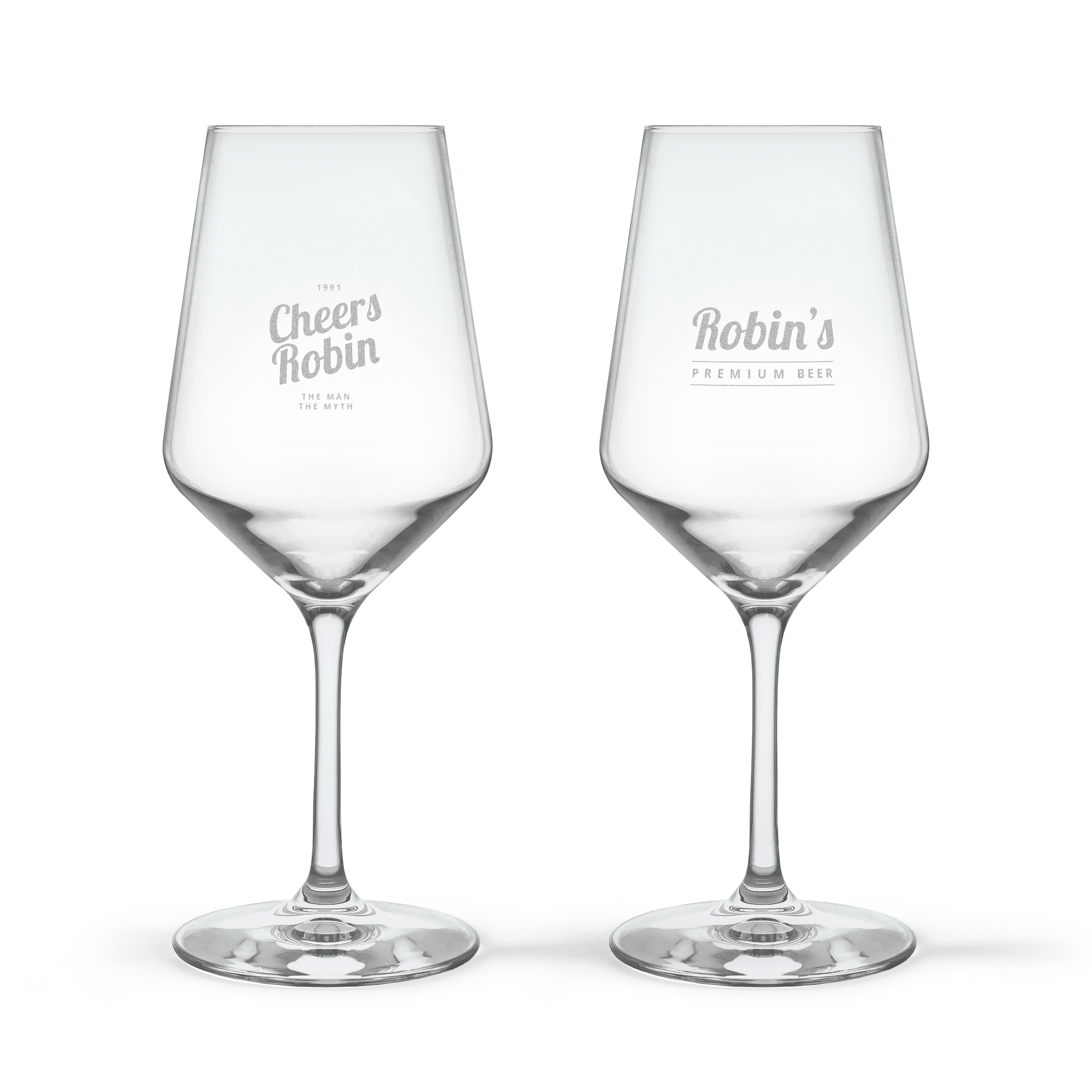 To personlige krystallglass for rødvin, gravert med navnene "Robin" og teksten "Cheers Robin" for å løfte vinøyeblikket deres.