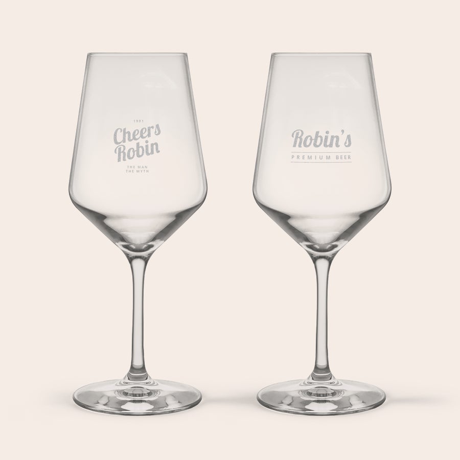 Rode wijnglazen graveren Twee gepersonaliseerde kristallen wijnglazen, gegraveerd met "Cheers Robin" en "Robin's Premium Beer", speciaal voor hen.