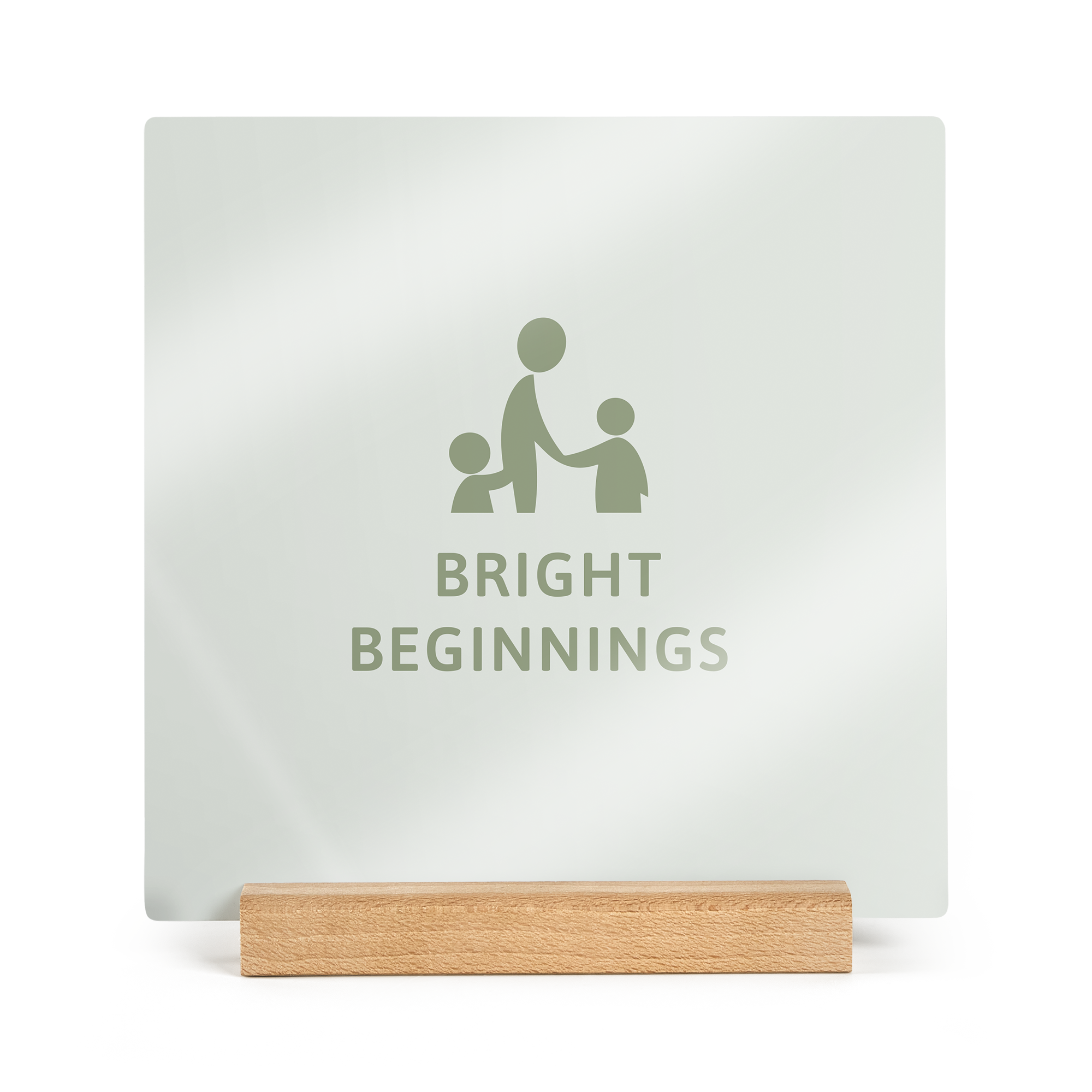 Kwadratowa drewniana płytka fotograficzna z grawerowanym wzorem i tekstem "BRIGHT BEGINNINGS", w drewnianej podstawce