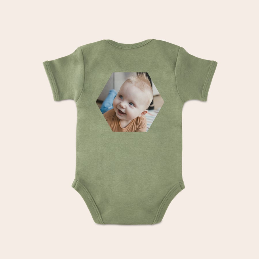 Baby Body bedrucken Grüner Babybody bedruckt mit einem lächelnden Babyfoto in einer sechseckigen Form, ein origineller Babybody.