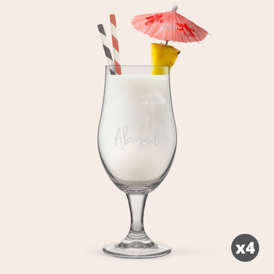 Bicchiere Pina Colada Personalizzato Bicchiere da Pina Colada personalizzato con nome Abigail inciso, decorato con ananas, ombrellino rosso e cannucce a righe.