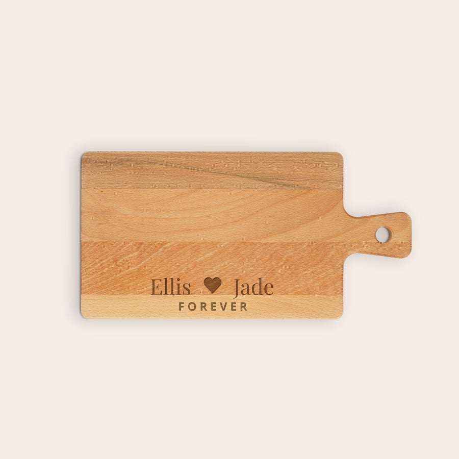 Puinen tarjoilualusta Tarjoilulauta pyökkiä, jossa kaiverrettu teksti Ellis sydän Jade FOREVER