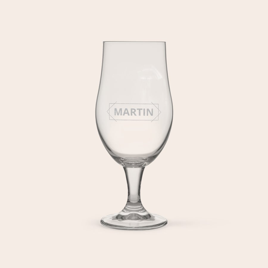 Verre à pina colada personnalisé Verre à pina colada personnalisé gravé au laser avec le nom Martin encadré d'un motif géométrique.