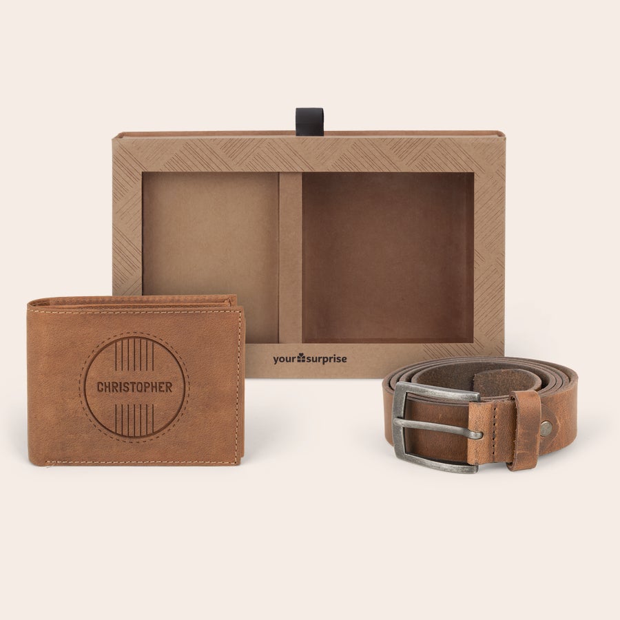 Set cadou personalizat portofel din piele și curea Portofel maro din piele de bivol, personalizat prin gravare cu numele Christopher, alături de o curea elegantă din piele și cutie cadou. Surprindeți bărbații din viața voastră.