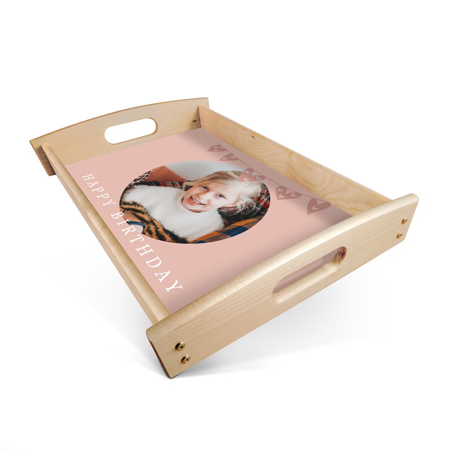 Dienblad bedrukken Houten dienblad met een bedrukte roze inleg, een foto van een lachend kind en de tekst Happy Birthday.