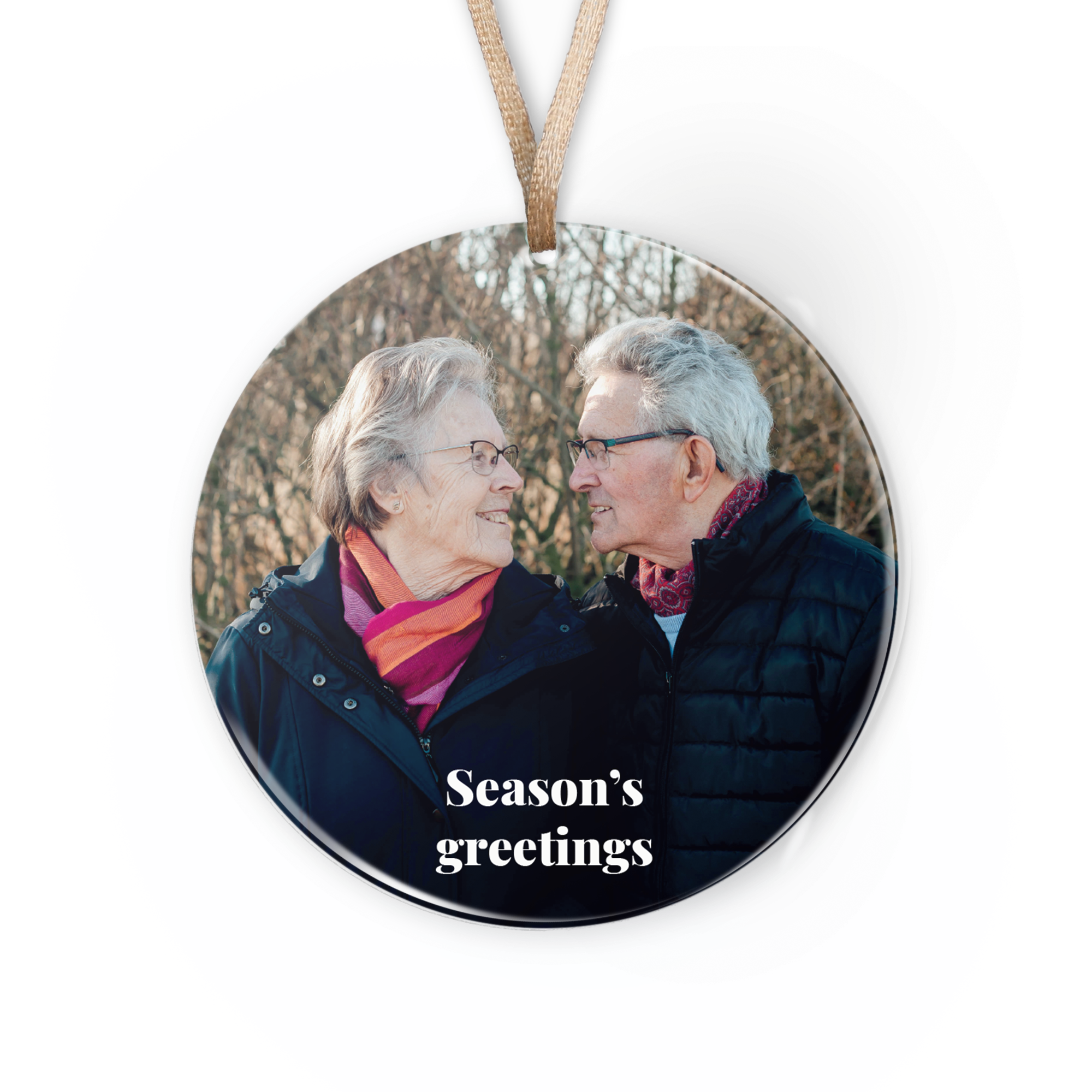 Okrągła spersonalizowana ozdoba świąteczna z pleksiglasu ze zdjęciem pary i napisem Season's greetings.
