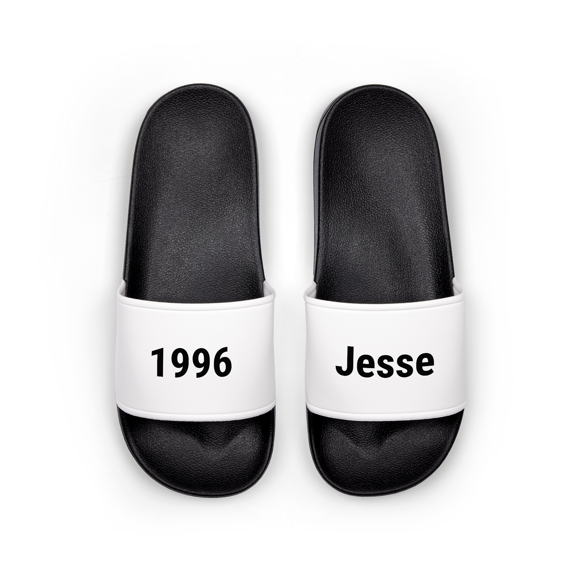 Gepersonaliseerde badslippers met de namen 1996 en Jesse, bedrukt met eigen ontwerp.