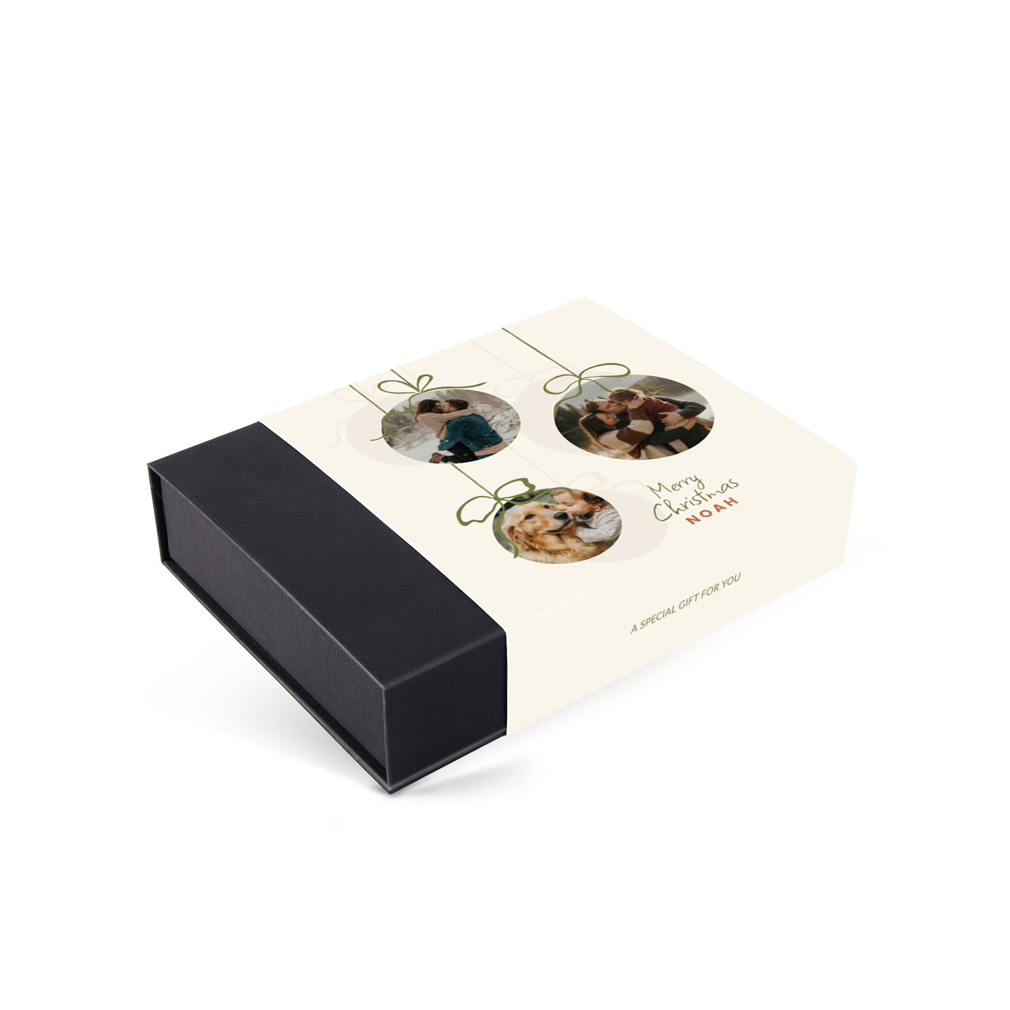 Caja de chocolates navideños personalizados con fotos de parejas y texto "Merry Christmas Noah". Crea dulces recuerdos con chocolates navideños personalizados.