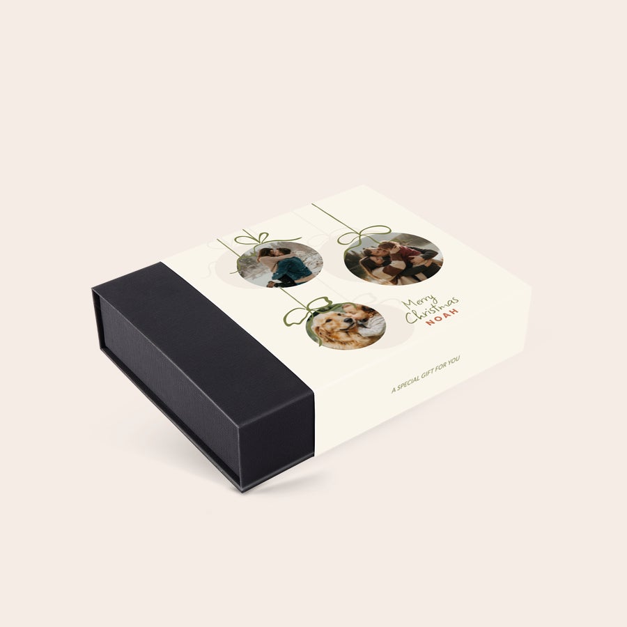 Caja de bombones de lujo - Navidad Caja de chocolates navideños personalizados con fotos de parejas y texto "Merry Christmas Noah". Crea dulces recuerdos con chocolates navideños personalizados.