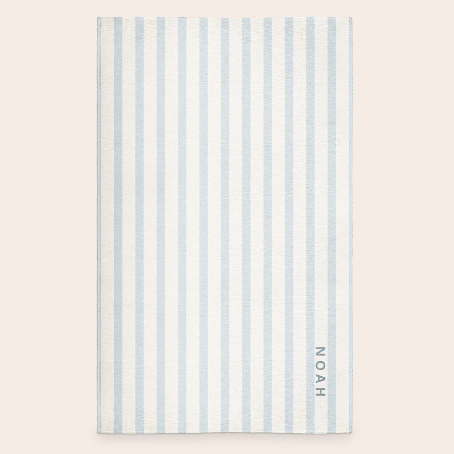 Tapis imprimé Tapis personnalisé à rayures bleues et blanches imprimé avec le nom NOAH pour un élément décoratif chaleureux