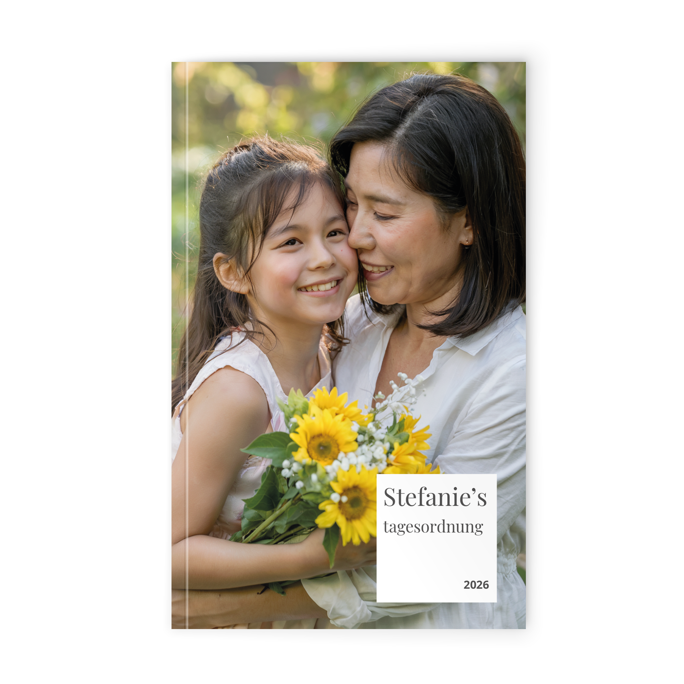 Personalisierter Terminplaner mit Foto und der Aufschrift "Stefanie's Tagesordnung 2026", bedruckt mit einem Bild einer Frau und einem Mädchen, die einen Blumenstrauß halten