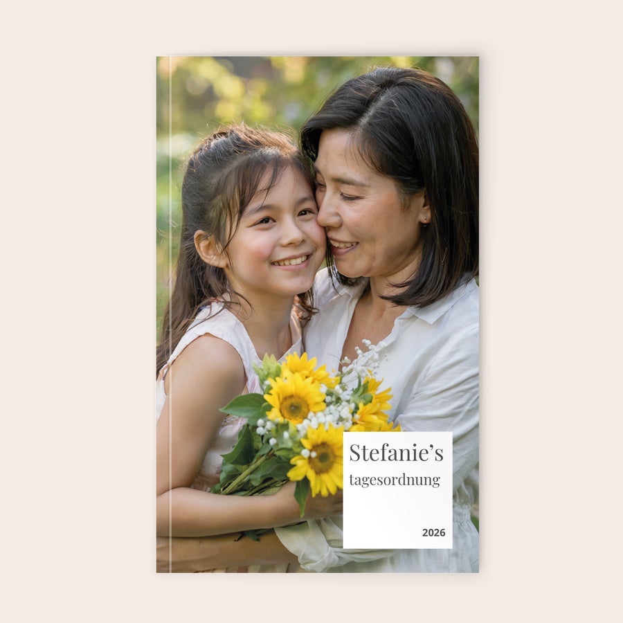 Taschenkalender selbst gestalten 2026 Personalisierter Terminplaner mit Foto und der Aufschrift "Stefanie's Tagesordnung 2026", bedruckt mit einem Bild einer Frau und einem Mädchen, die einen Blumenstrauß halten