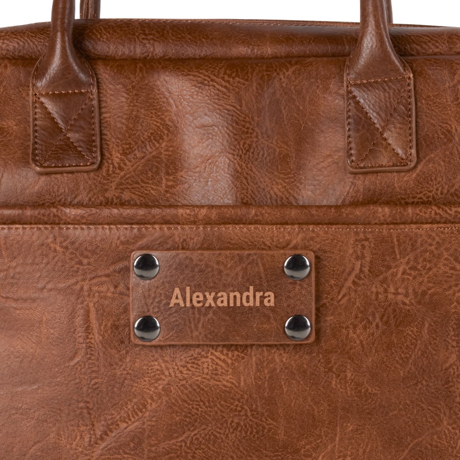 Bolso para portátil personalizado de piel sintética Bolso para portátil de piel sintética marrón con el nombre Alexandra grabado y asas.