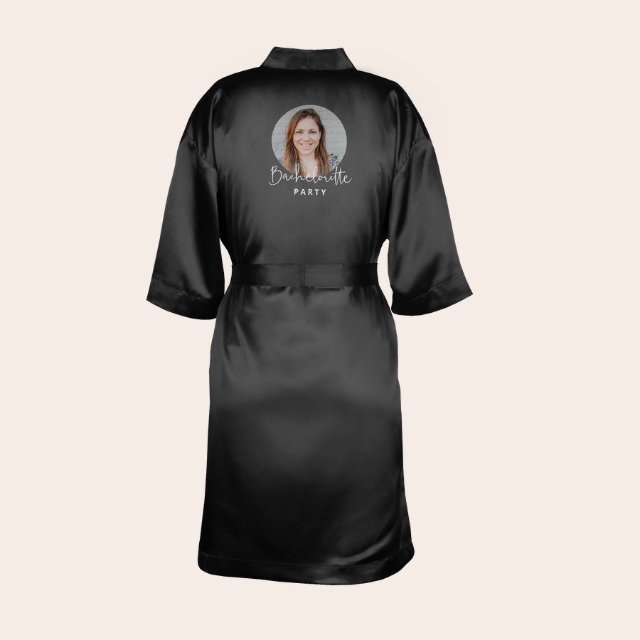 Kimono personalizat Kimono negru personalizat cu o fotografie și textul Bachelorette Party, un cadou unic pentru a surprinde-i pe cei dragi.