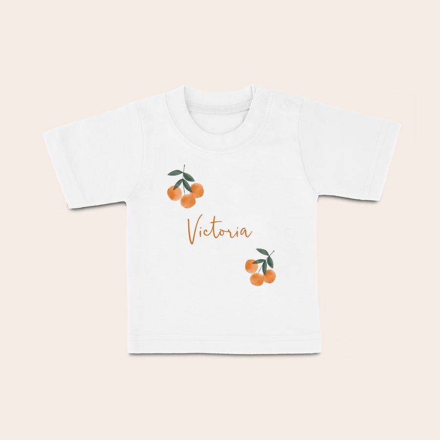Baby t shirt bedrucken Weißes Baby T-Shirt bedruckt mit dem Namen Victoria und Orangenmotiven, ein fröhliches Baby T-Shirt mit Namen.